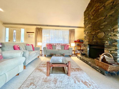 Rocky Mountain Cottage - Accommodation Bookings 1