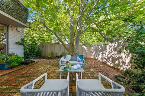 Romantic Retreat With Garden - Accommodation Bookings 1