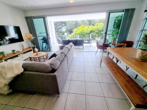 Rosalynda- Luxury Beachfront 3 BR Townhouse - Accommodation Bookings 3