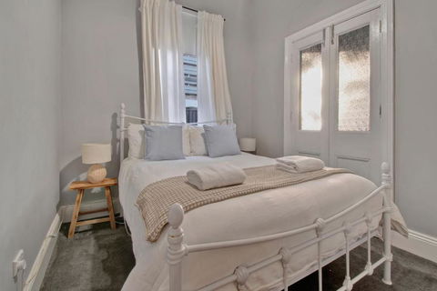 Rose Cottage - Stroll To CBD, Leafy Setting - Accommodation Bookings 2