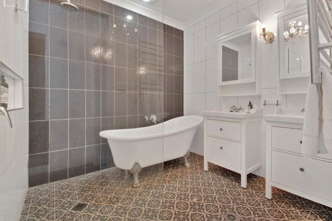 Rose Cottage - Stroll To CBD, Leafy Setting - Accommodation Bookings 3