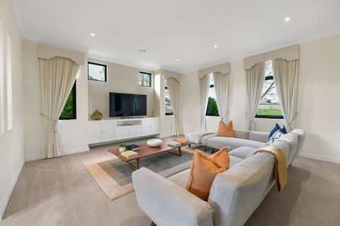Roselawn Retreat - Pool, Incredible Views, Sleeps 8 - Accommodation Bookings 1