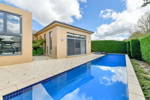 Roselawn Retreat - Pool, Incredible Views, Sleeps 8 - Accommodation Bookings 3
