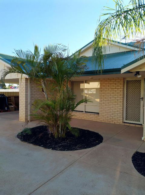 Ross - Accommodation Bookings 0