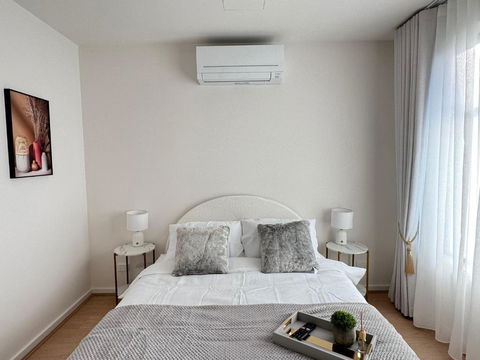 Royalty Living - Accommodation Bookings 0