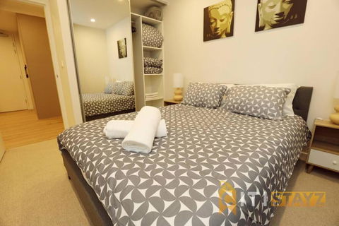 Ruby Red, 1Bd 1Bth Apt - Woden CBD - Accommodation Bookings 1