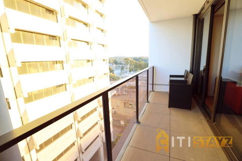 Ruby Red, 1Bd 1Bth Apt - Woden CBD - Accommodation Bookings 2