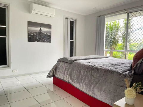Runaway Bay Family Haven With 4beds - Accommodation Bookings 3