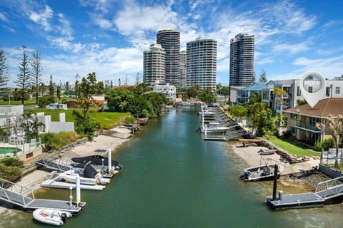 Runaway Bay Waterfront Delight - Accommodation Bookings 0