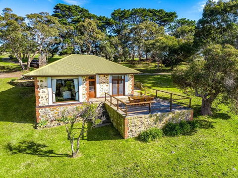 Rustic Cottage - Accommodation Bookings 0
