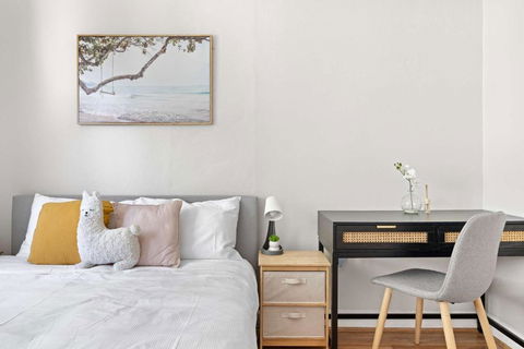 Rustic Queen Room In Glebe - Next To USYD - Shared Bathroom - Accommodation Bookings 2