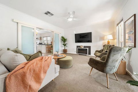 Sage By The Sea - WiFi, BBQ, Beach, Art - Accommodation Bookings 2
