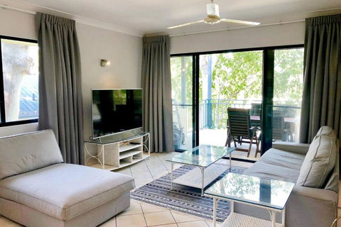 Salt & Sand - Tropical Oasis Footsteps To Beach - Accommodation Bookings 1