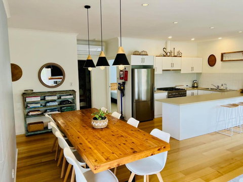 Salt Life - Pet Friendly Outside WIFI - Accommodation Bookings 2