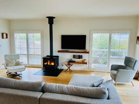 Salt Life - Pet Friendly Outside WIFI - Accommodation Bookings 3