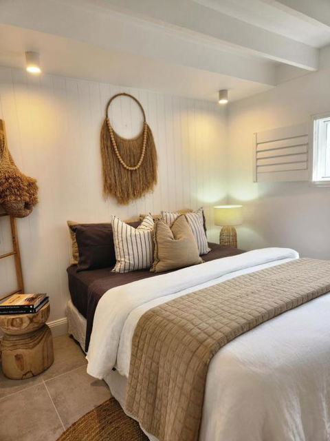 SALTY PALMS -Seaside Studio Apartment - Accommodation Bookings 1