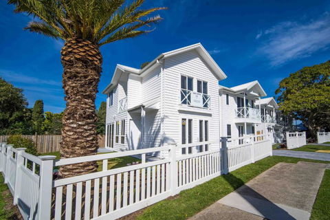 Salty Palms By The Sea - ONE - Accommodation Bookings 0