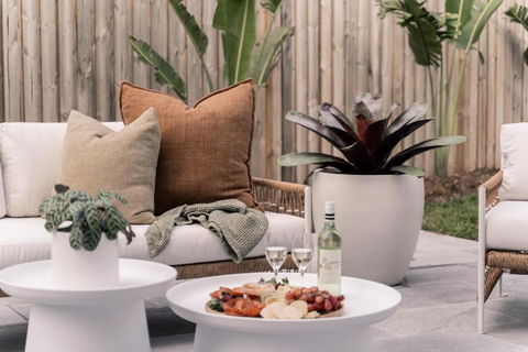 SALTY PALMS On HENLEY -THREE - Accommodation Bookings 1