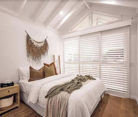 SALTY PALMS On HENLEY -THREE - Accommodation Bookings 0