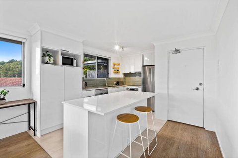 Salty Sea Breeze Apartment 500m To Waters Edge - Accommodation Bookings 1