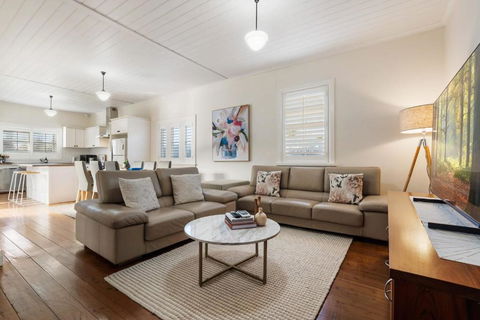 Sampson Cottage - Historic Charm - Accommodation Bookings 3