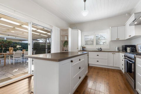 Sampson Cottage - Historic Charm - Accommodation Bookings 2