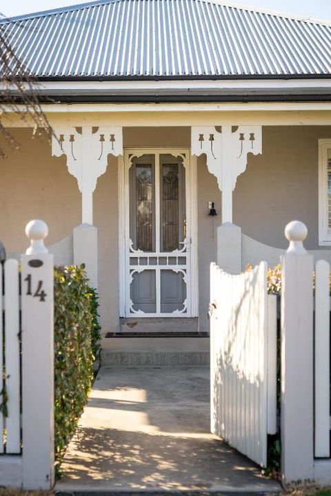 Sampson Cottage - Historic Charm - Accommodation Bookings 0
