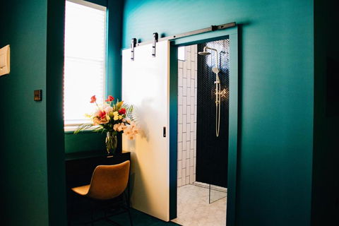 Rooms Of Renown - The Enterprise Suite - Accommodation Bookings 3