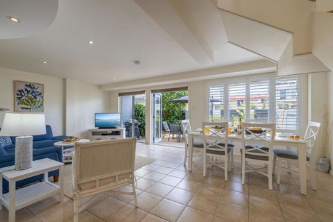 Sandcastles 4 -8 Ala Moana Way - Accommodation Bookings 1