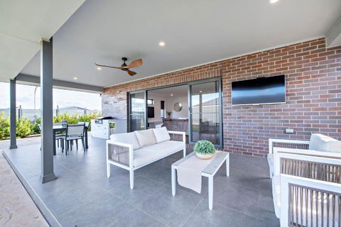 Sandstone - Family Entertainer, Refined Living - Accommodation Bookings 2