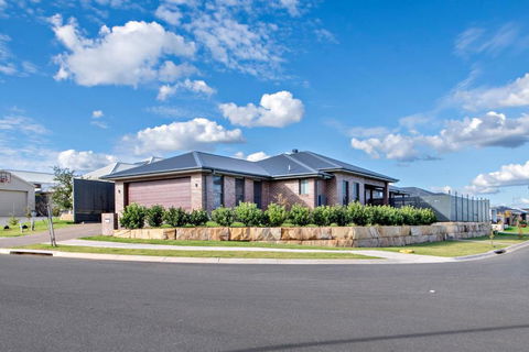 Sandstone - Family Entertainer, Refined Living - Accommodation Bookings 3