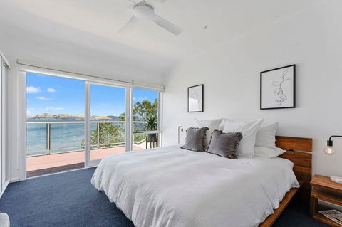 Sandy Bay Beachfront Oasis Direct Beach Access - Accommodation Bookings 3
