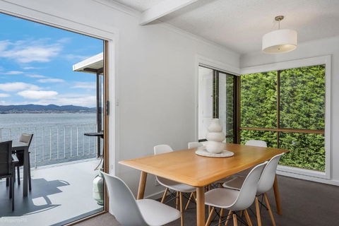 Sandy Bay Waterfront - Accommodation Bookings 1