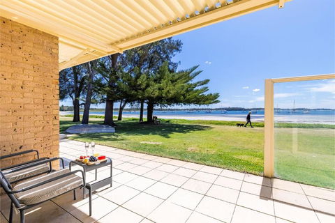 Sandy Beach House Corlette Unit 1 Waterfront WI-FI Aircon - Accommodation Bookings 2