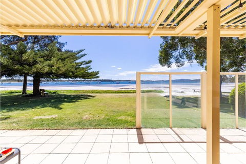 Sandy Beach House Corlette Unit 1 Waterfront WI-FI Aircon - Accommodation Bookings 1