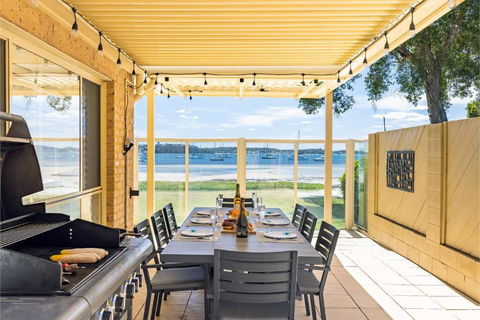 Sandy Beach House Corlette Unit 1 Waterfront WI-FI Aircon - Accommodation Bookings 3