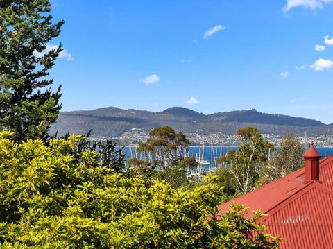 Sandy Bay Apartment With Hobart River View, Near UTAS - Stroll To Cafes And Shops - Accommodation Bookings 1