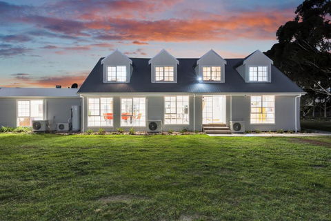 Sleeps 15, Great For Low Key Events And Groups - Accommodation Bookings 0
