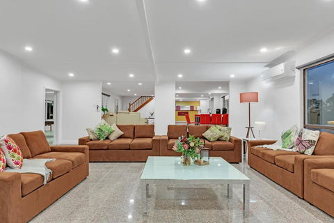 Sleeps 15, Great For Low Key Events And Groups - Accommodation Bookings 1