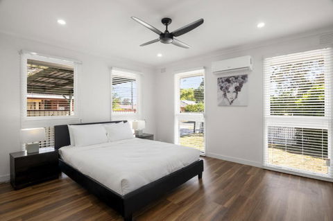 Spacious 3-Bed House With Outdoor Dining & BBQ - Accommodation Bookings 1
