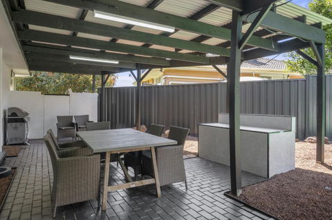 Spacious 3-Bed House With Outdoor Dining & BBQ - Accommodation Bookings 3
