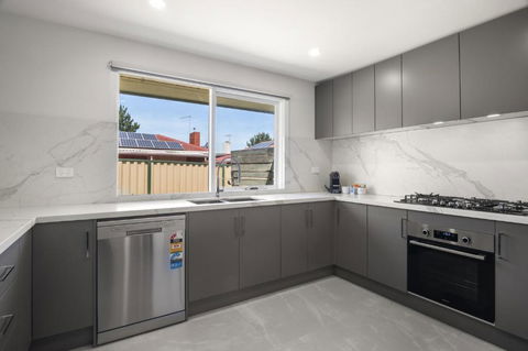 Spacious 3-Bed House With Outdoor Dining & BBQ - Accommodation Bookings 2