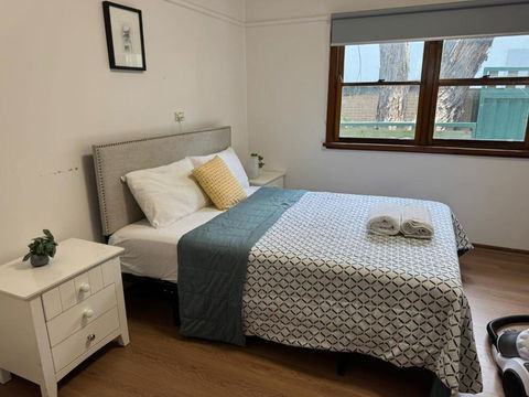Spacious 2 Bedroom Family House In Seven Hills - Free Parking - Accommodation Bookings 0