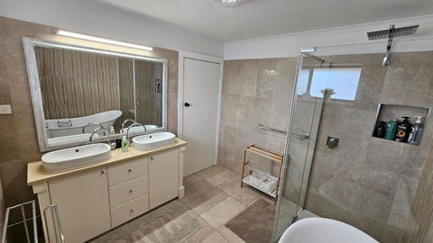 Spacious Holiday Home - Waikerie - Accommodation Bookings 3