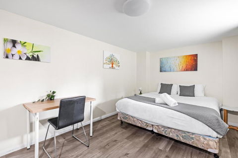 Spacious King Studio Room - Nearby Station & Shops - Located At Carramar - Accommodation Bookings 3