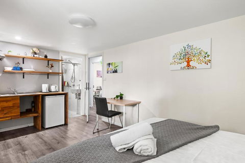 Spacious King Studio Room - Nearby Station & Shops - Located At Carramar - Accommodation Bookings 1