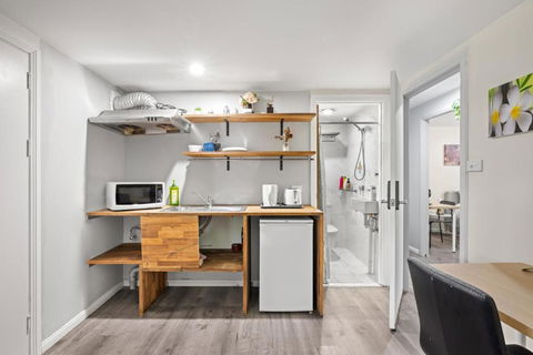 Spacious King Studio Room - Nearby Station & Shops - Located At Carramar - Accommodation Bookings 2