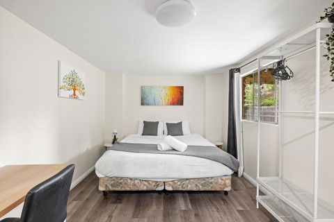 Spacious King Studio Room - Nearby Station & Shops - Located At Carramar - Accommodation Bookings 0