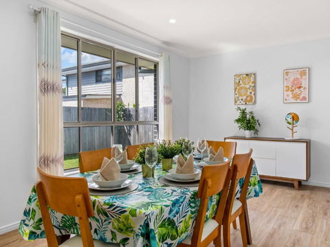 Spacious Newly Furnished 4BD Family Retreat - Accommodation Bookings 1