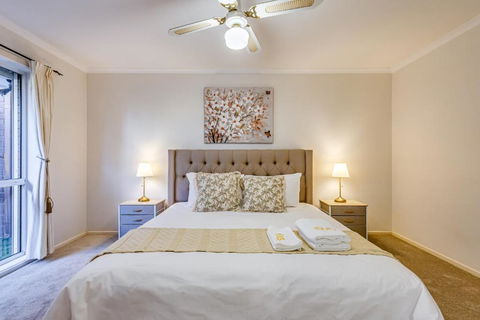 StayAU Tranquil 4BR Lakeside Retreat In Seabrook - Accommodation Bookings 2